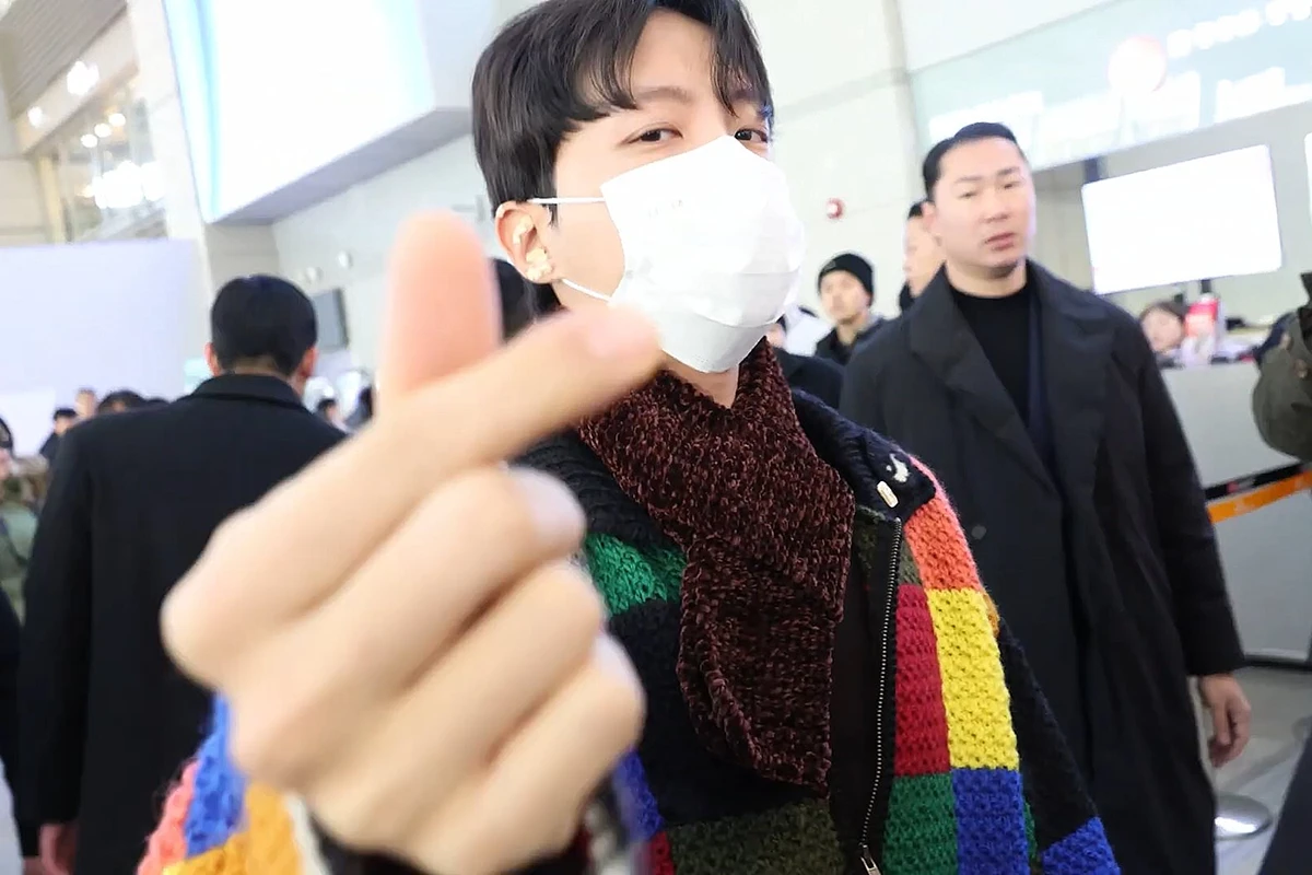 Photos: December 18 - Incheon International Airport Departure: J-Hope