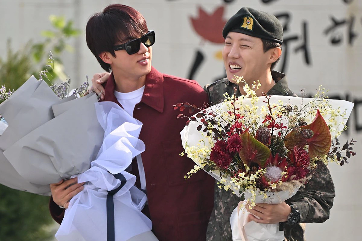 Photos: J-Hope finishes military service in South Korea