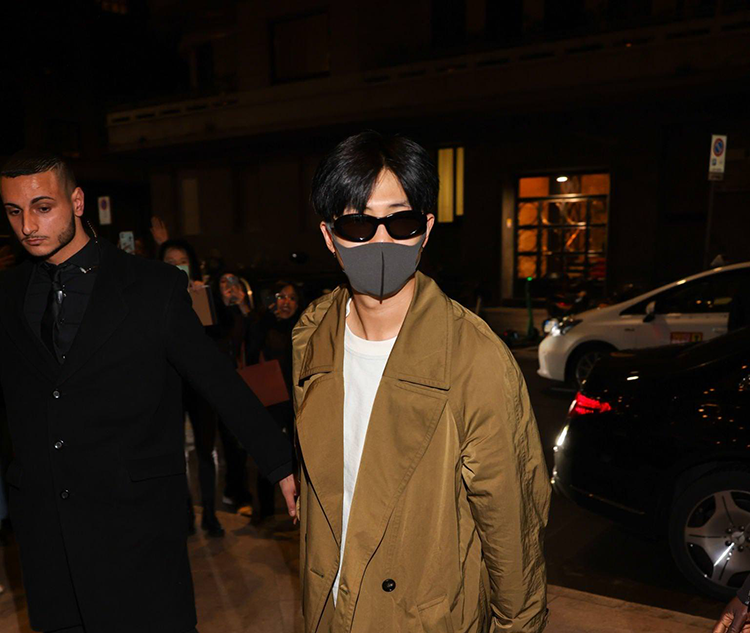 Photos: 02/24 RM arriving at hotel in Milan, Italy